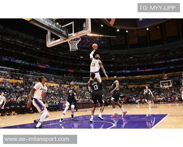 夸梅称赞詹姆斯队友实力质疑乔丹时代是否有双30分搭档